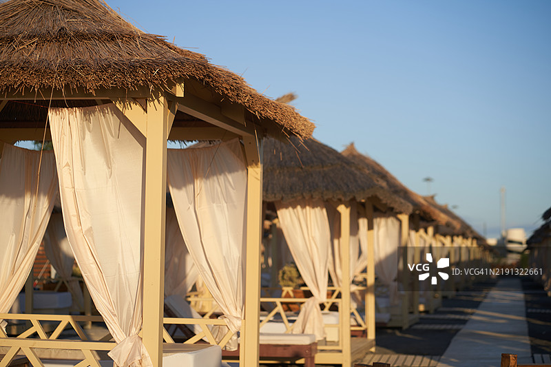 海岸上的凉亭。图片素材