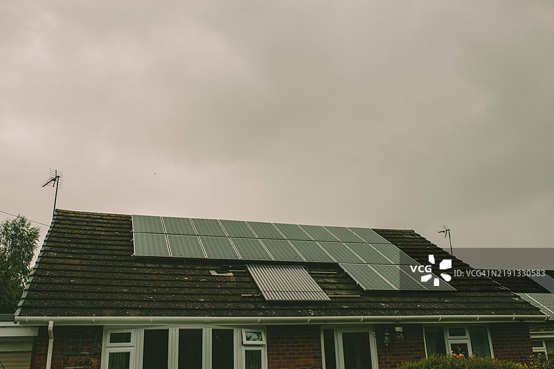 阴天下的屋顶装有太阳能电池板图片素材