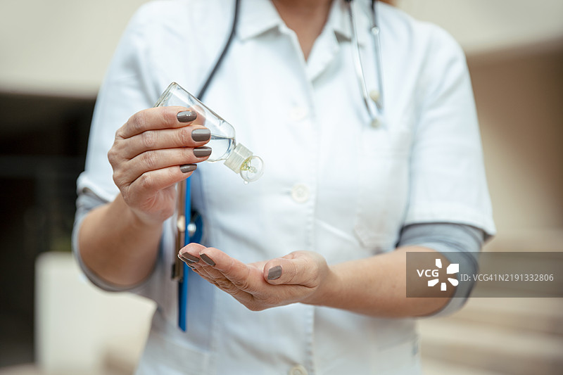 护士用抗菌液消毒双手图片素材