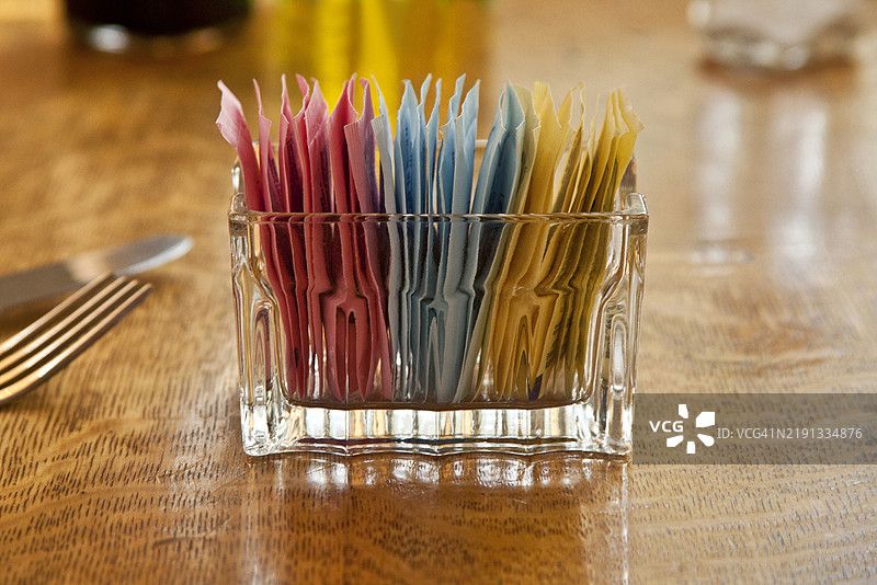 橡木桌上的人造甜味剂选择图片素材