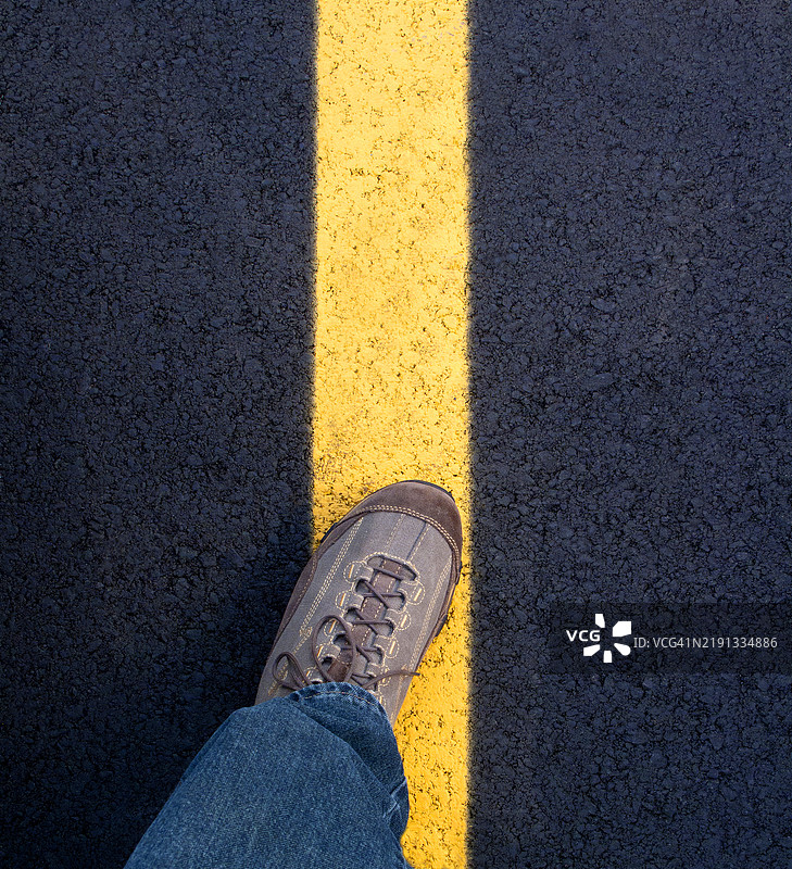 驾驶清醒测试 - 脚踩在黄色路标线上图片素材