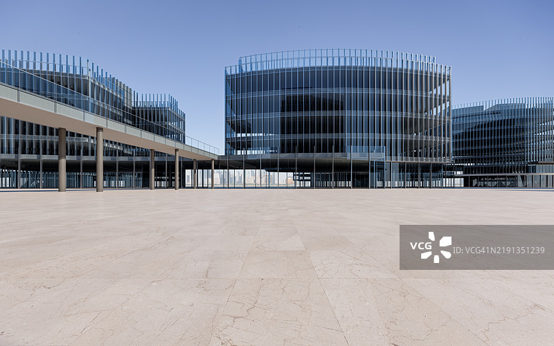 现代商业区的中央广场图片素材