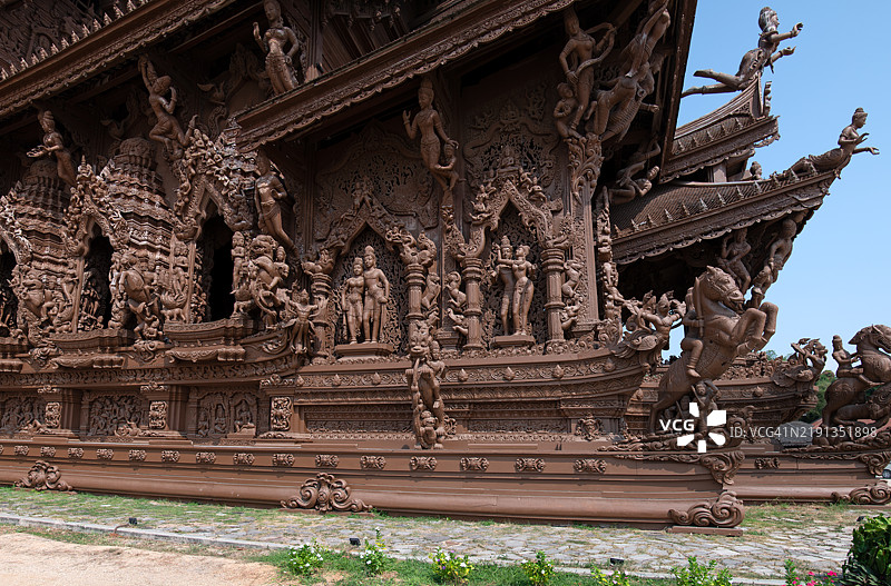 建筑外观装饰着混合的雕像、天女和天神，分层叠放。图片素材