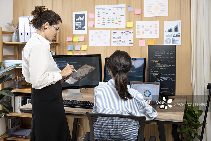 数字问题解决、网络安全或编码领域的编程、计算机和软件开发人员。信息技术和团队合作或办公室协作的HTML代码。图片素材