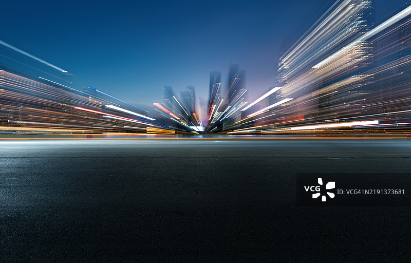 夜晚城市灯光下的空旷道路图片素材