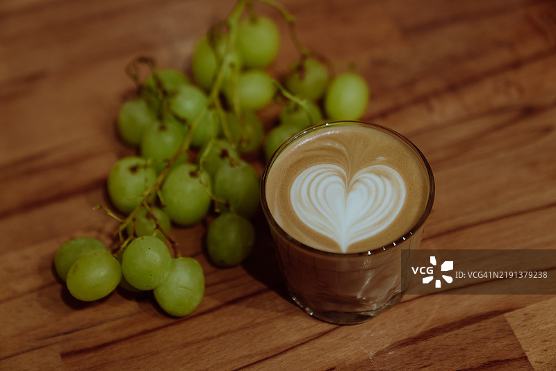 自制咖啡拿铁配一串白葡萄图片素材