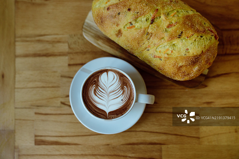 自制热巧克力拿铁与面包的俯视图图片素材