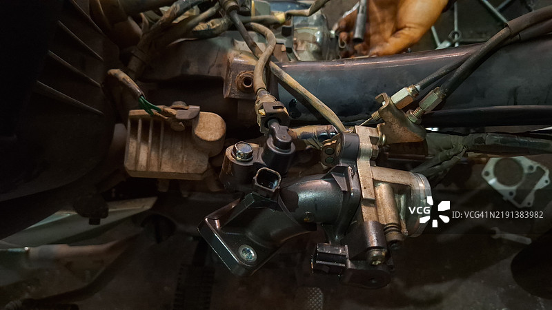 摩托车中的喷油发动机机件图片素材