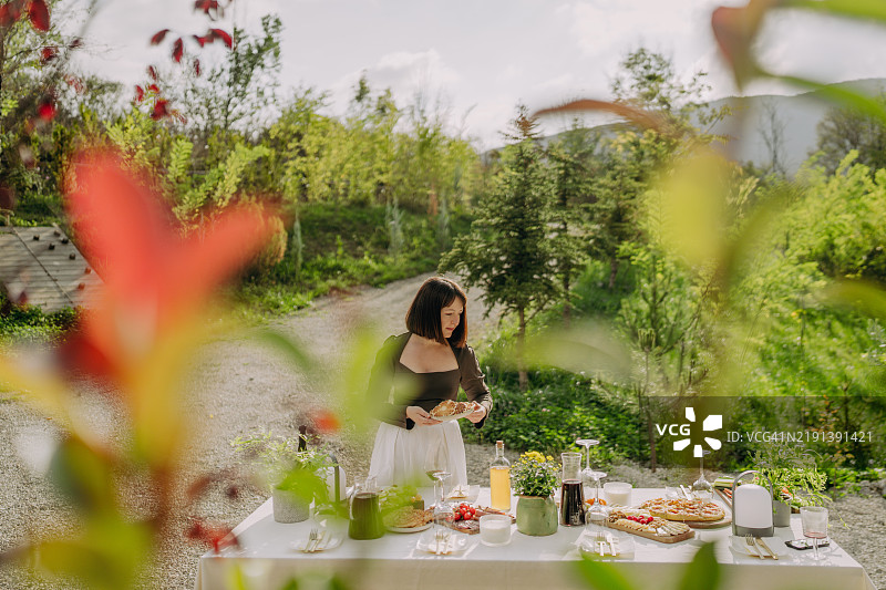 户外晚宴派对准备工作图片素材