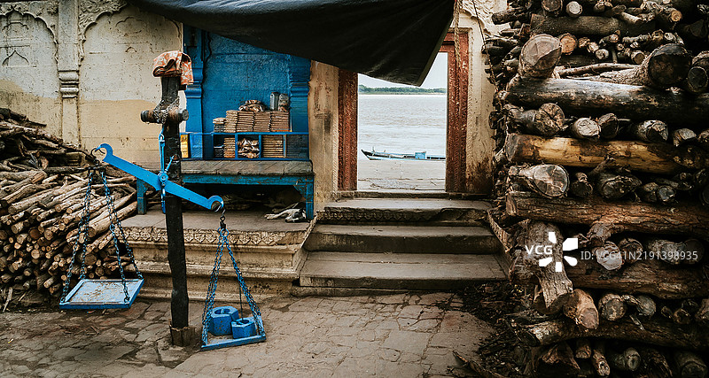 瓦拉纳西的巷道：在马尼卡尔尼卡河岸的生与死图片素材