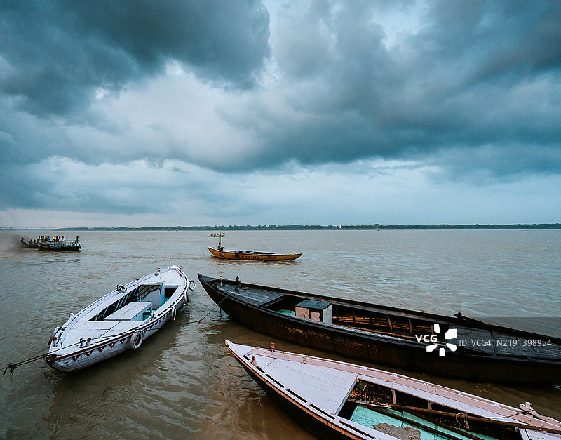 瓦拉纳西恒河上的美丽黄昏，蓝天：电影般的视角图片素材