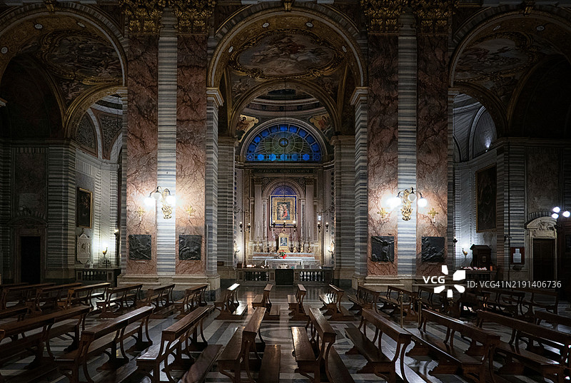罗马圣安布罗斯和圣查尔斯大教堂的夜间内部景观。图片素材