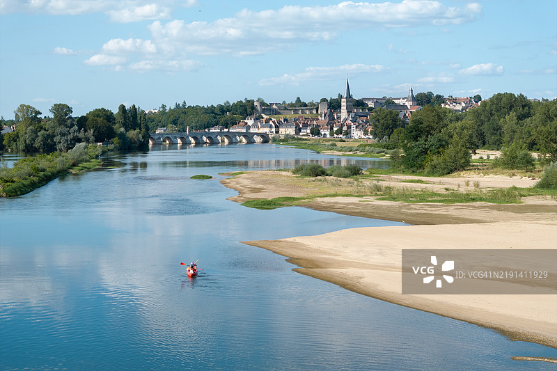 阳光明媚的夏日，拉沙里特-苏尔-卢瓦尔的空中视角，卢瓦尔河上有一只独木舟-皮划艇。图片素材