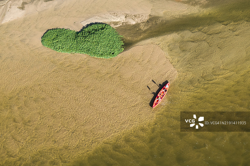 阳光明媚的夏日，拉沙里特-苏尔-卢瓦尔的空中视角，卢瓦尔河上有一只独木舟-皮划艇。图片素材