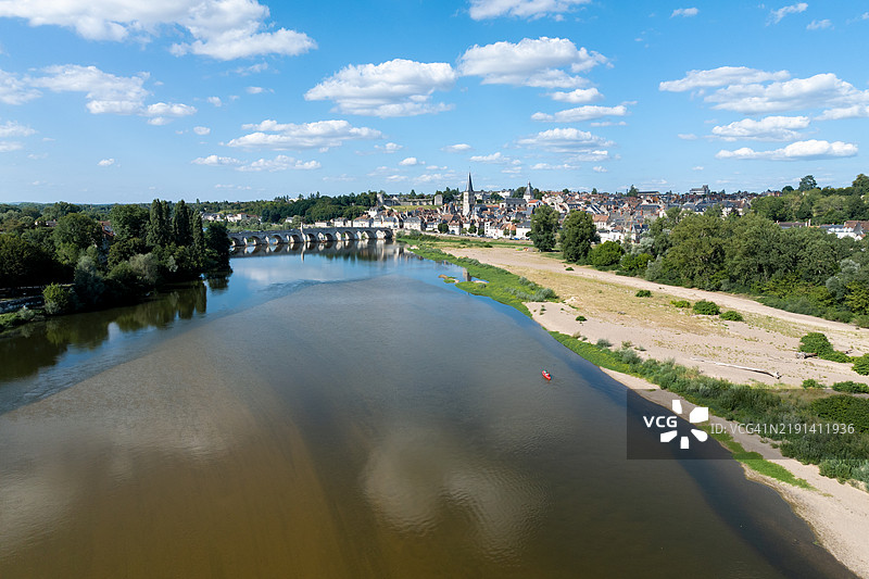 阳光明媚的夏日，博尔戈涅地区的拉沙里特-苏尔-卢瓦尔的鸟瞰图图片素材