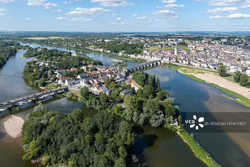 阳光明媚的夏日，博尔戈涅地区的拉沙里特-苏尔-卢瓦尔空中视角图片素材