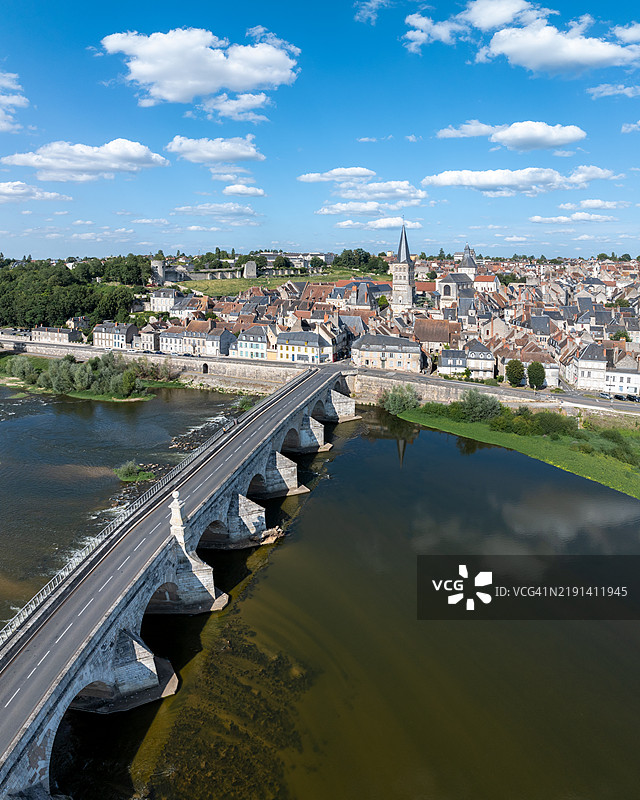 阳光明媚的夏日，博尔戈涅地区的拉沙里特-苏尔-卢瓦尔的鸟瞰图图片素材