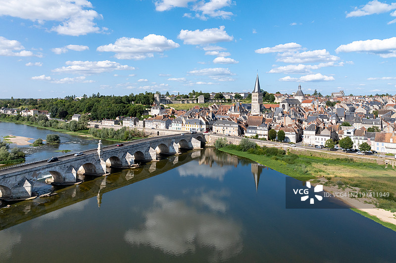 阳光明媚的夏日，博尔戈涅地区的拉沙里特-苏尔-卢瓦尔空中视角图片素材