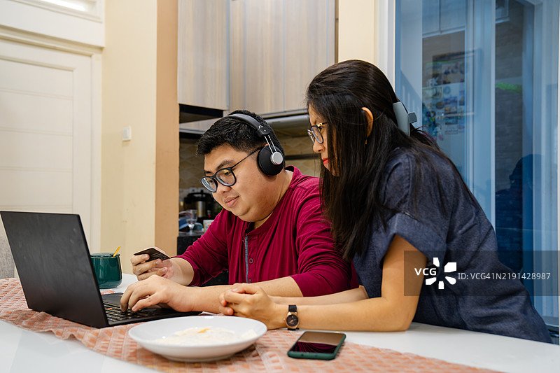 在家中使用笔记本电脑工作的自由职业者图片素材