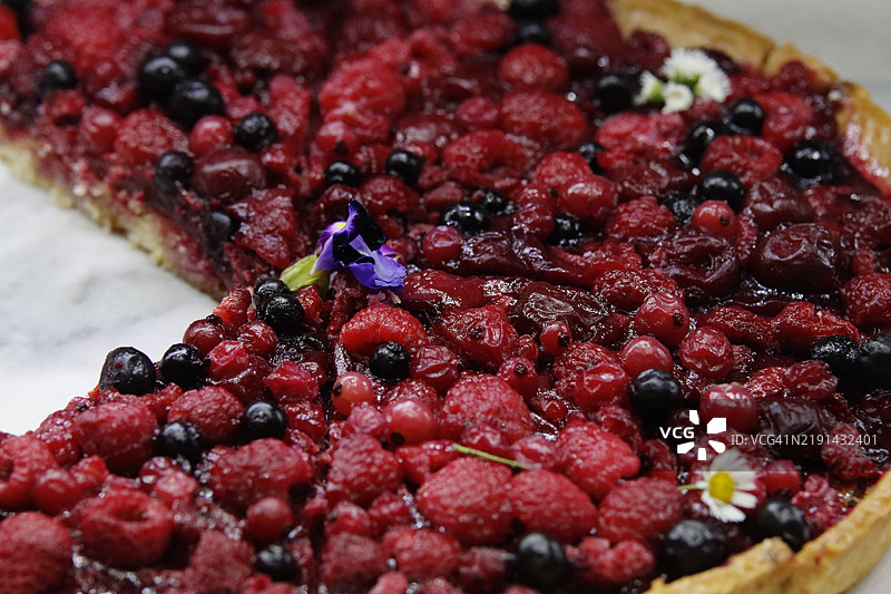浆果芝士蛋糕切片。新鲜冷冻红色水果和芝士蛋糕切片。美味的甜点。图片素材
