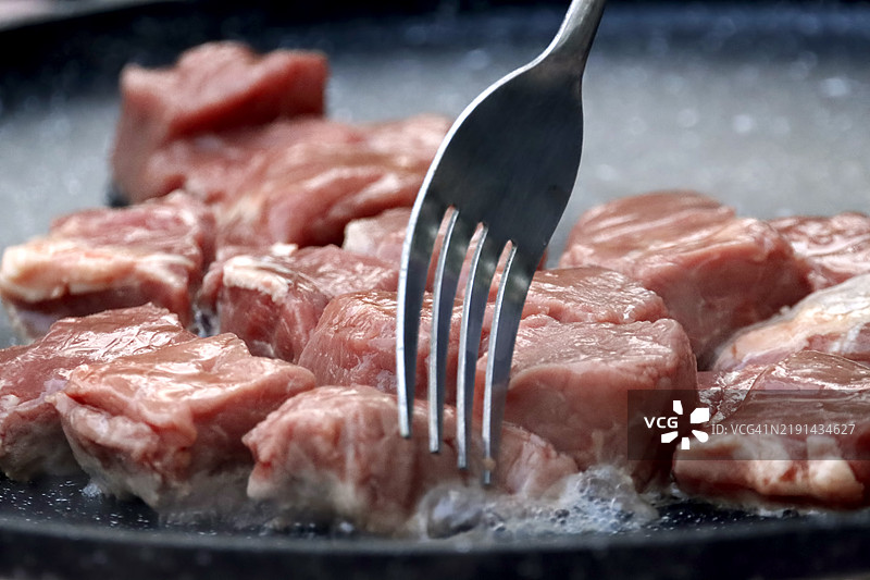 多汁的煎牛排在平底锅中图片素材