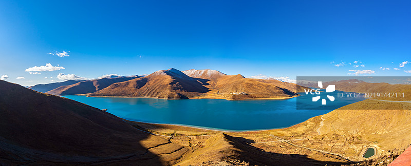 羊卓雍湖全景，西藏图片素材