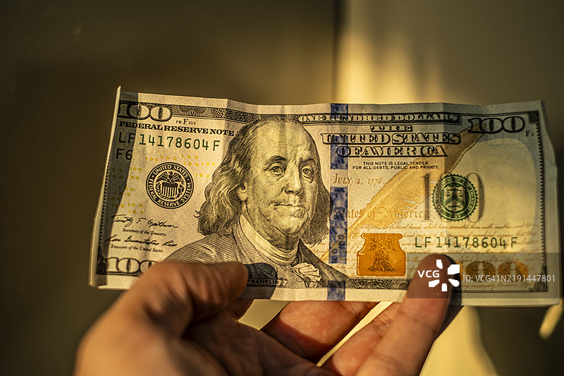 阳光下的美元现金图片素材