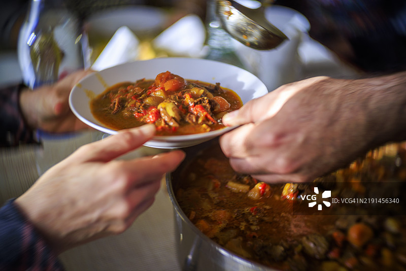 节日餐桌上的丰盛美味鹿肉炖菜图片素材