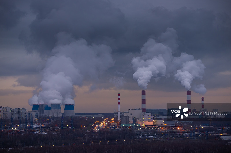 工业黄昏：黄昏时分升起的烟雾图片素材