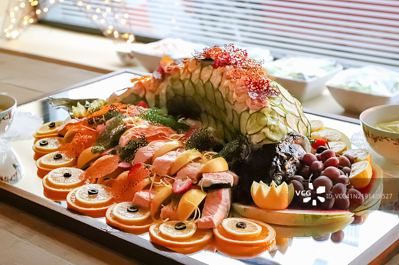 整条水煮三文鱼配黄瓜片作为鱼鳞，高档派对拼盘图片素材