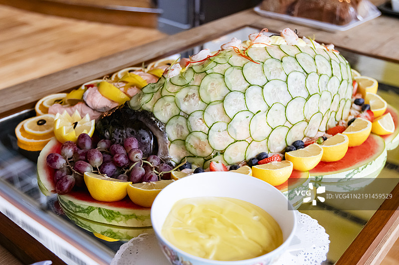 整条水煮三文鱼配黄瓜片，侧面视图，高档派对拼盘图片素材