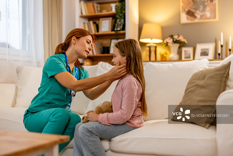 医生在家访时检查病人的扁桃体图片素材