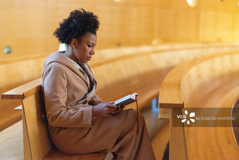 教堂里的女人图片素材