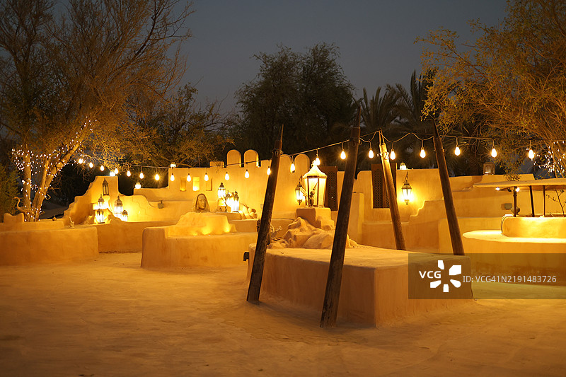 迪拜阿联酋夜晚美丽的传统庭院户外空间图片素材