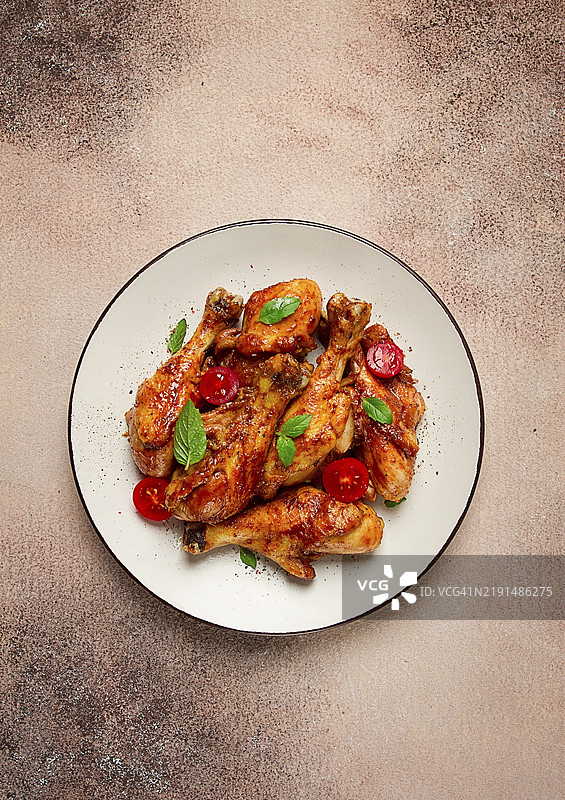 酱油、香料和草药腌制的炸鸡腿，俯视图，自制图片素材