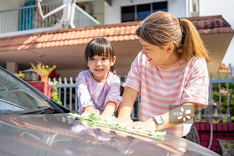 女孩们和妈妈一起洗车图片素材