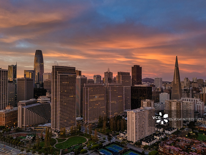 照亮的旧金山鸟瞰图图片素材