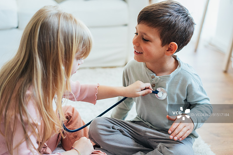 孩子们在玩医生游戏图片素材