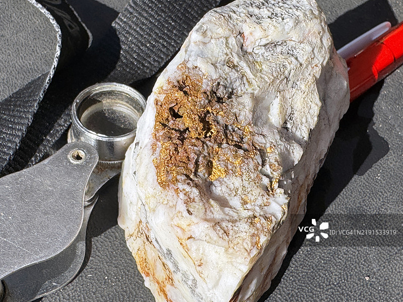 石英矿脉中的黄金大发现图片素材