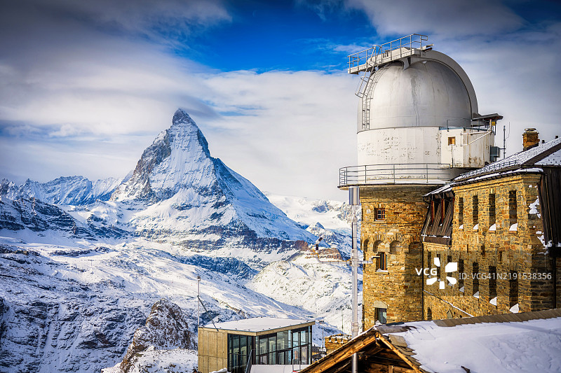 瑞士采尔马特的戈尔内格拉特火车站冬季景观，背景是马特洪峰图片素材