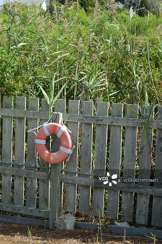 木栅栏上的浮标图片素材