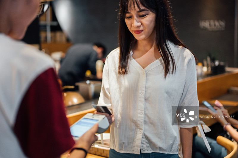 现代便利：咖啡馆的无接触支付图片素材
