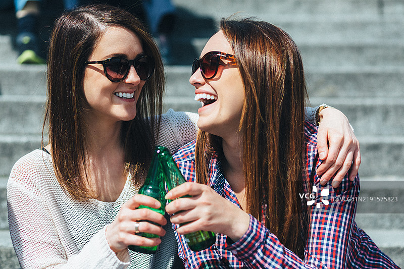 快乐的朋友们在春天享受巴黎的时光图片素材