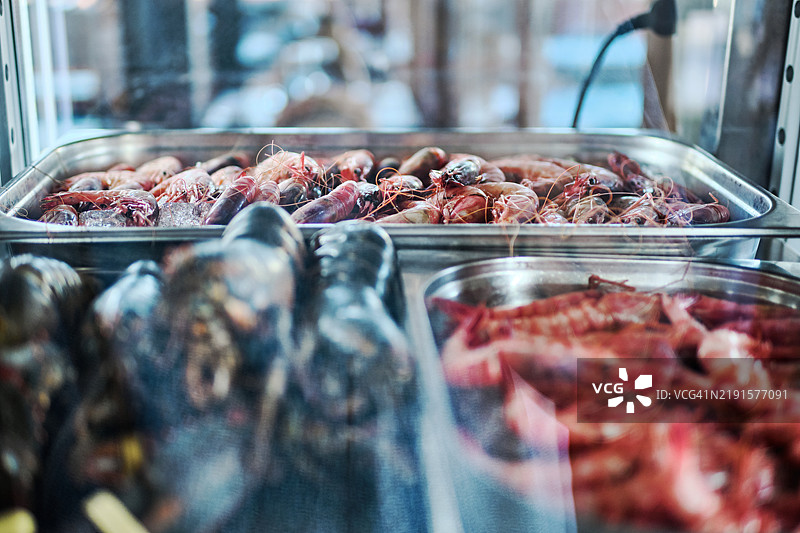 新鲜海鲜托盘，包括虾和其他贝类图片素材