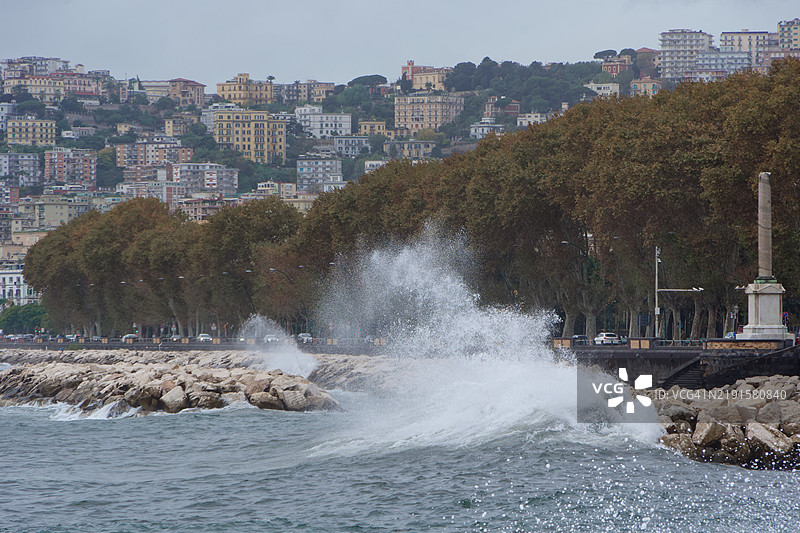 海浪在防波堤上破碎。意大利坎帕尼亚大区那不勒斯图片素材