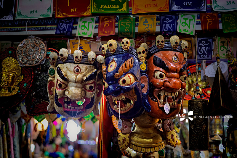 手工艺市场展示的面具。图片素材