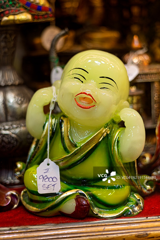 古董店出售的小佛僧雕塑。图片素材