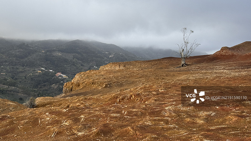 西班牙加那利群岛拉戈梅拉岛的多彩岩层图片素材