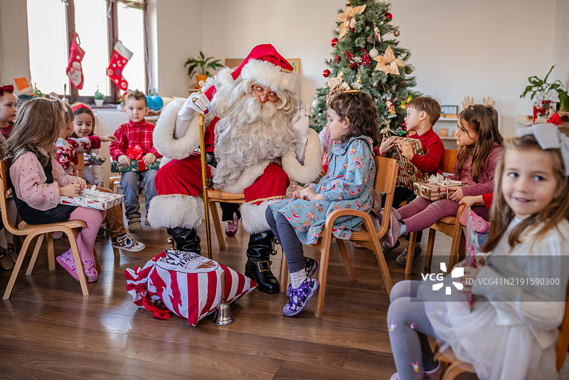 圣诞老人带来的节日让孩子们充满快乐。图片素材