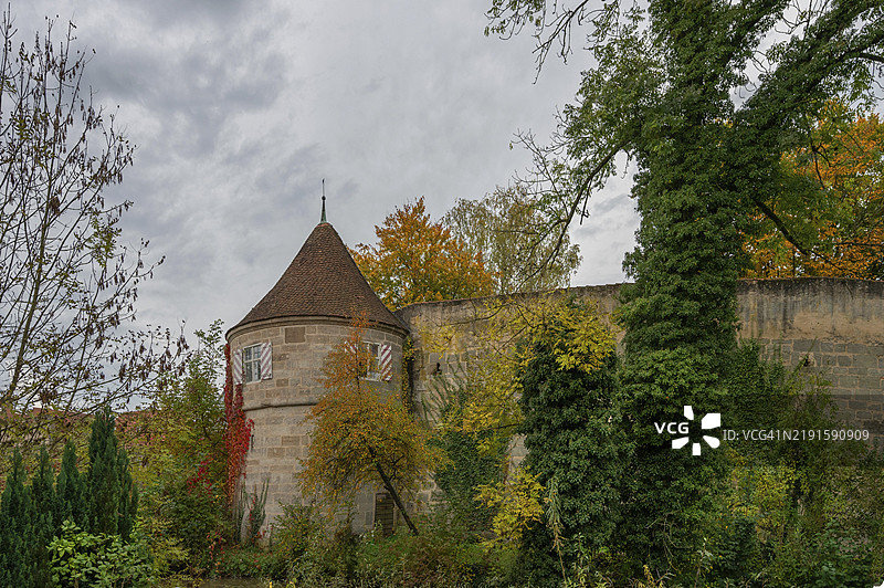 1200年左右，德国巴伐利亚州丁克尔斯比尔的中世纪防御墙塔图片素材